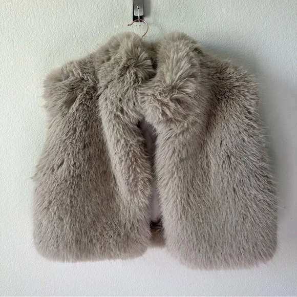 ALO YOGA Opulent Faux Fur Cropped Vest in Oat Beige SZ M - Picture 3 of 8